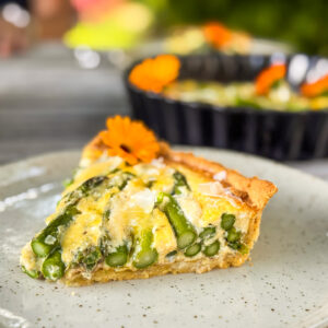 Quiche z zelenimi šparglji in parmezanom53