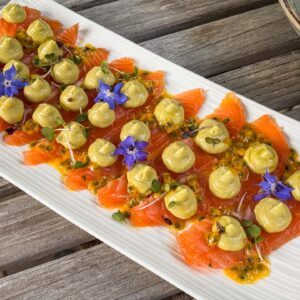 Losos pacan v sakeju z avokadovo kremo in pasijonko 15