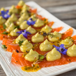 Losos pacan v sakeju z avokadovo kremo in pasijonko 8