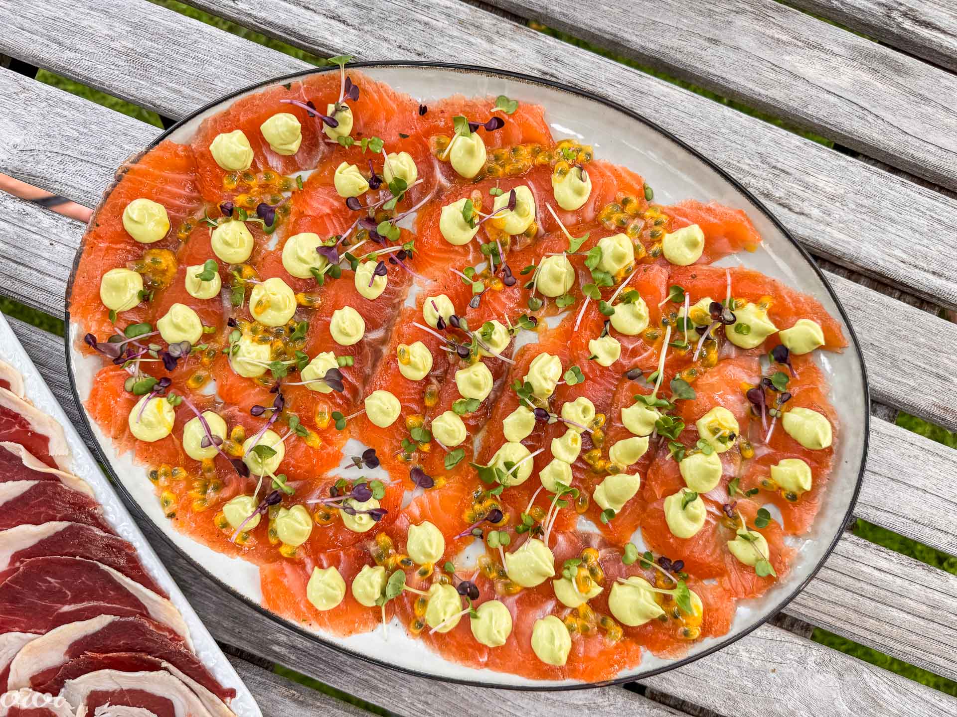 Losos pacan v sakeju z avokadovo kremo in pasijonko3