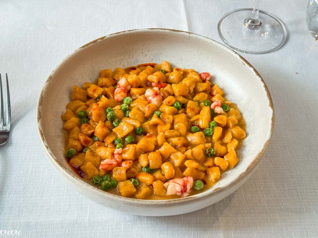 Osteria Le Logge, Siena, njokci s kozicami in grahom