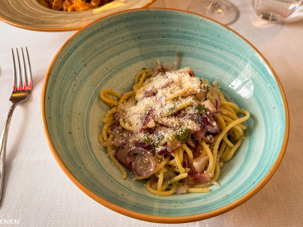 Osteria Le Logge, Siena, špageti s čebulno omako in panceto