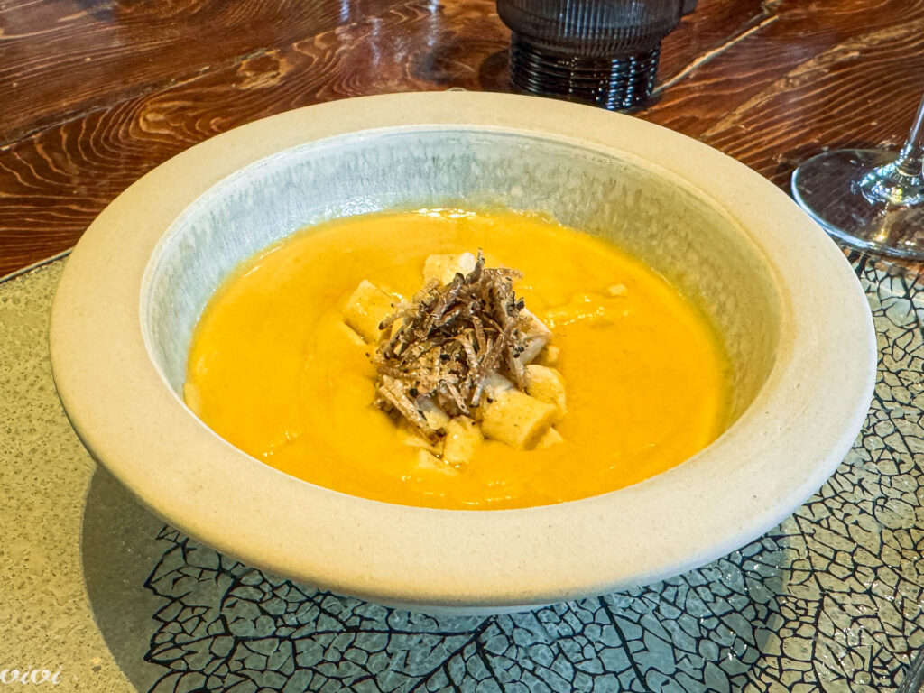 l' Ciocio Osteria di Suvereto, krema čičerike in rikotini njokci s pekorinom in črnimi tartufi