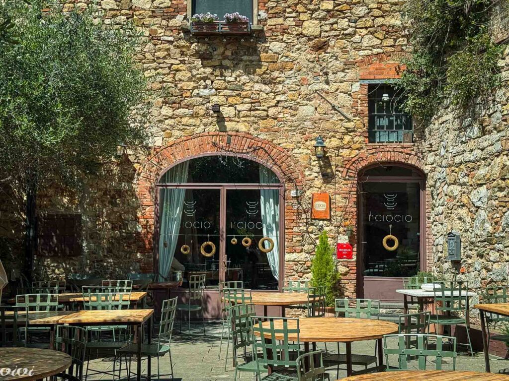 l' Ciocio Osteria di Suvereto, zunaj