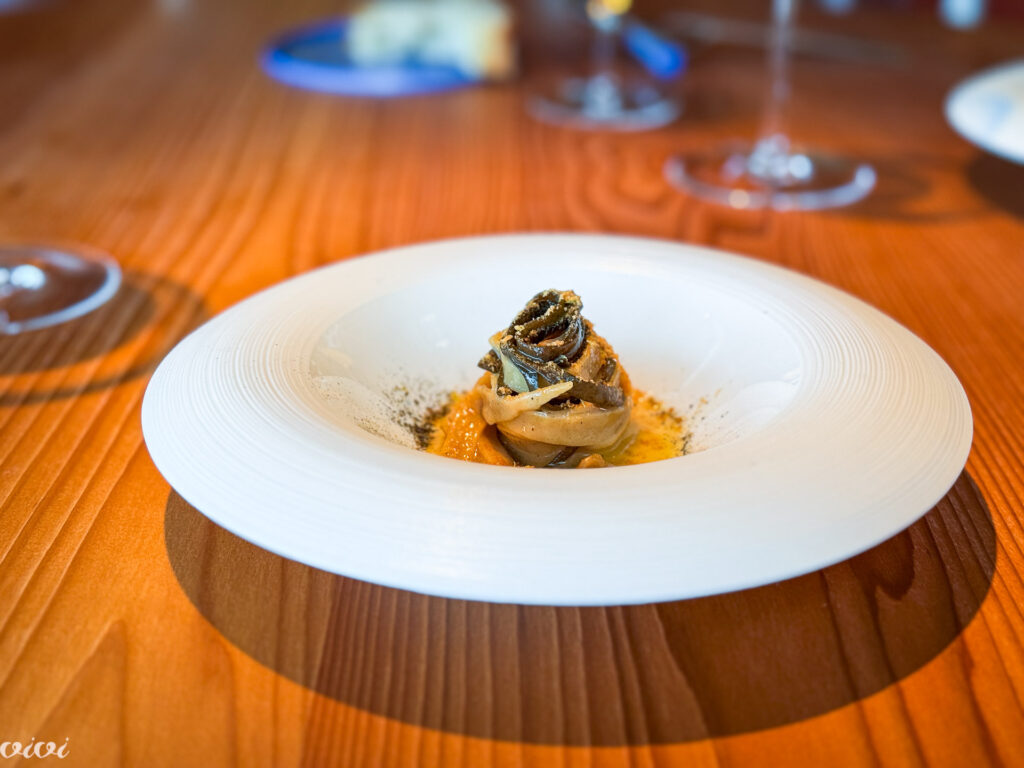 Madonnina del Pescatore, tagliatelle, alge, inčunova omaka, naribane sušene kosti gofa