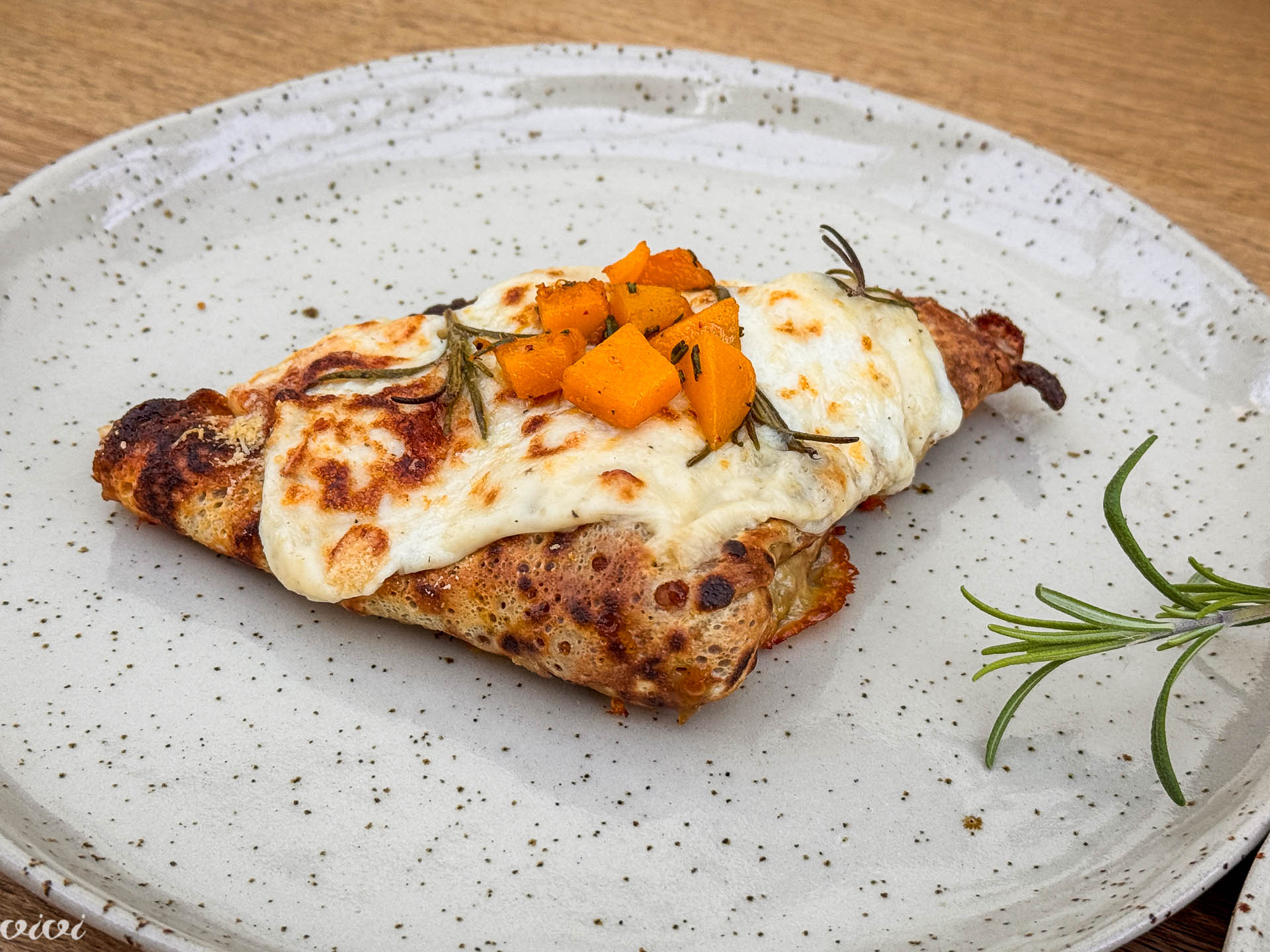 Palačinke z bučo, rožmarinom in scamorzo27