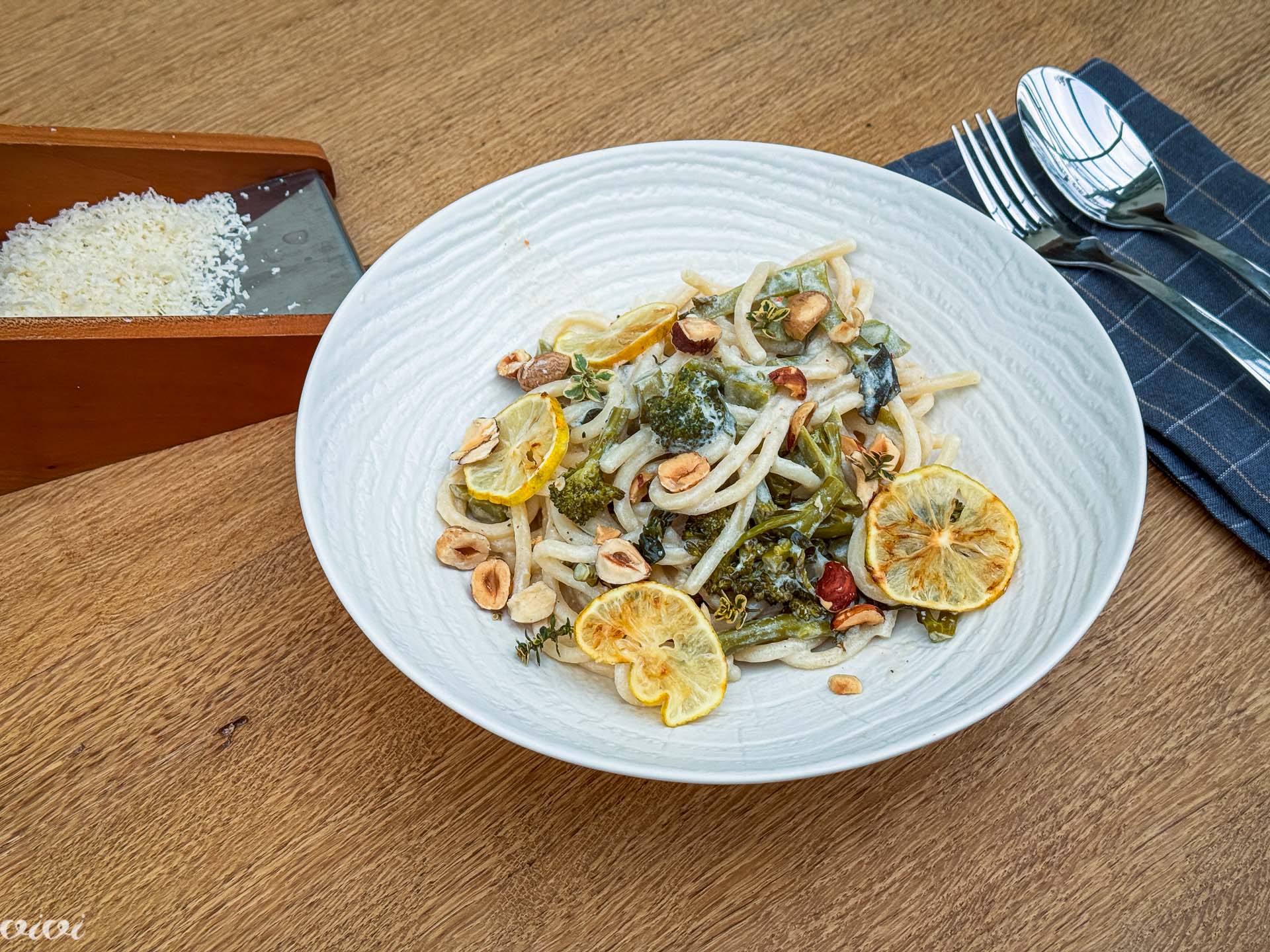 Piciji z brokolijevo repico, limono in lešniki15