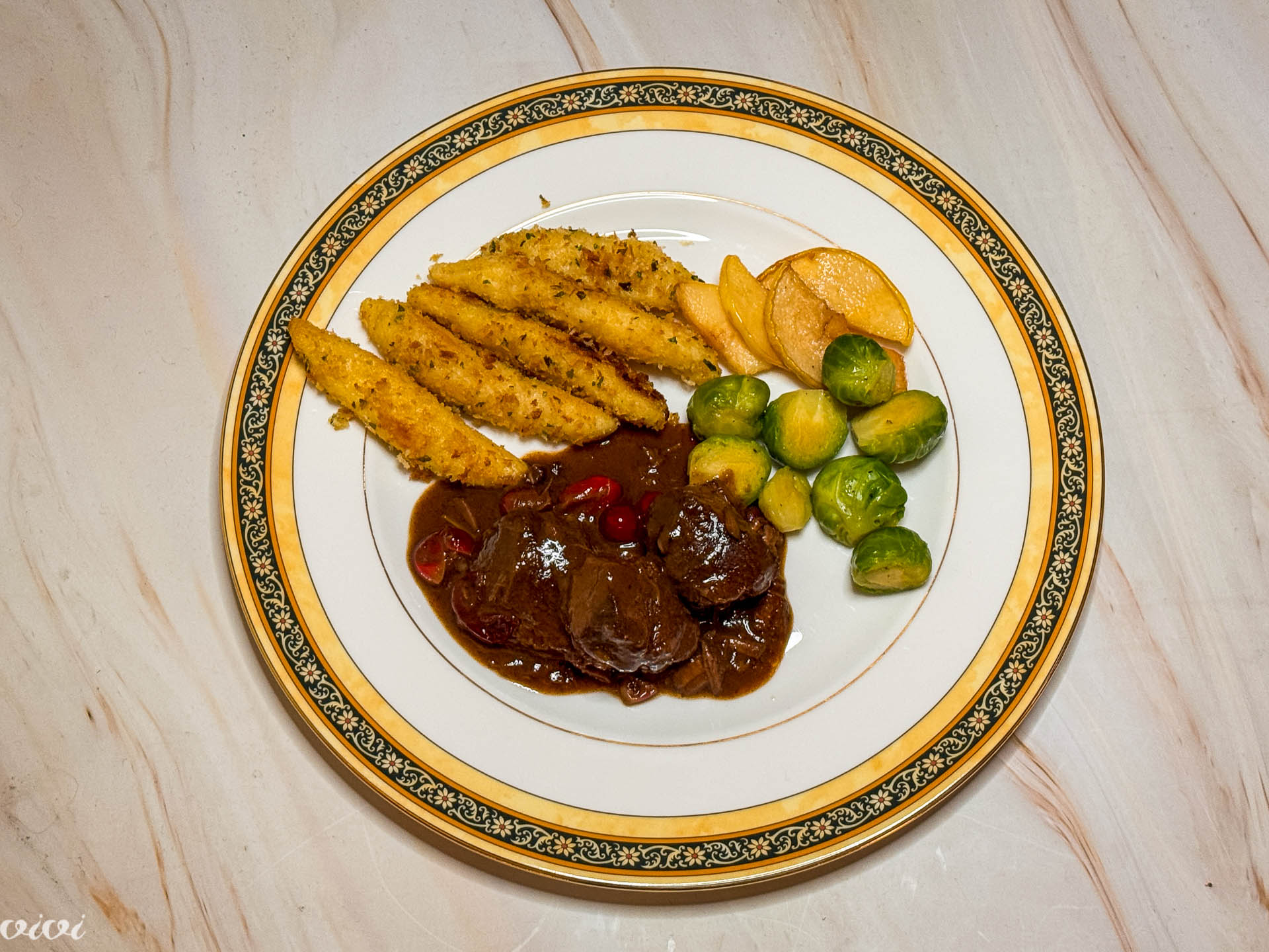 Jelenov bourguignon z brusnicami, svaljki, kutina in brstičnik9
