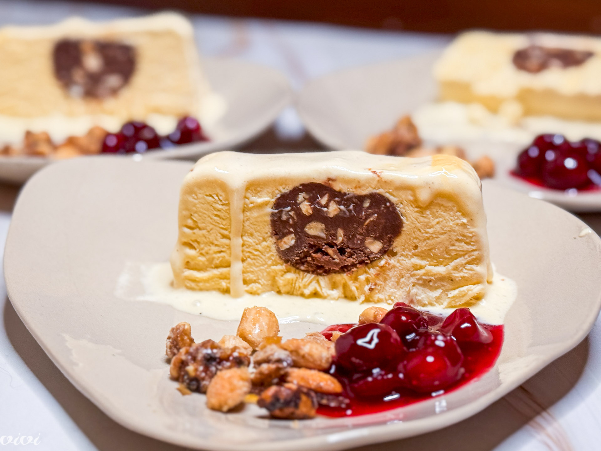 Nougatov parfait, kompot iz brusnic, orehov krokant12