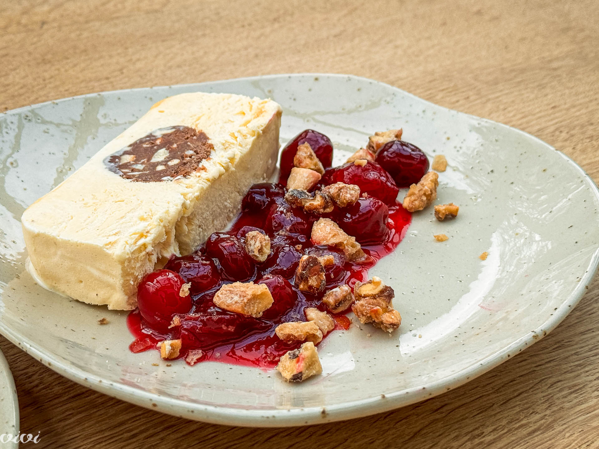 Nugatov parfait, brusnični kompot, orehov krokant17