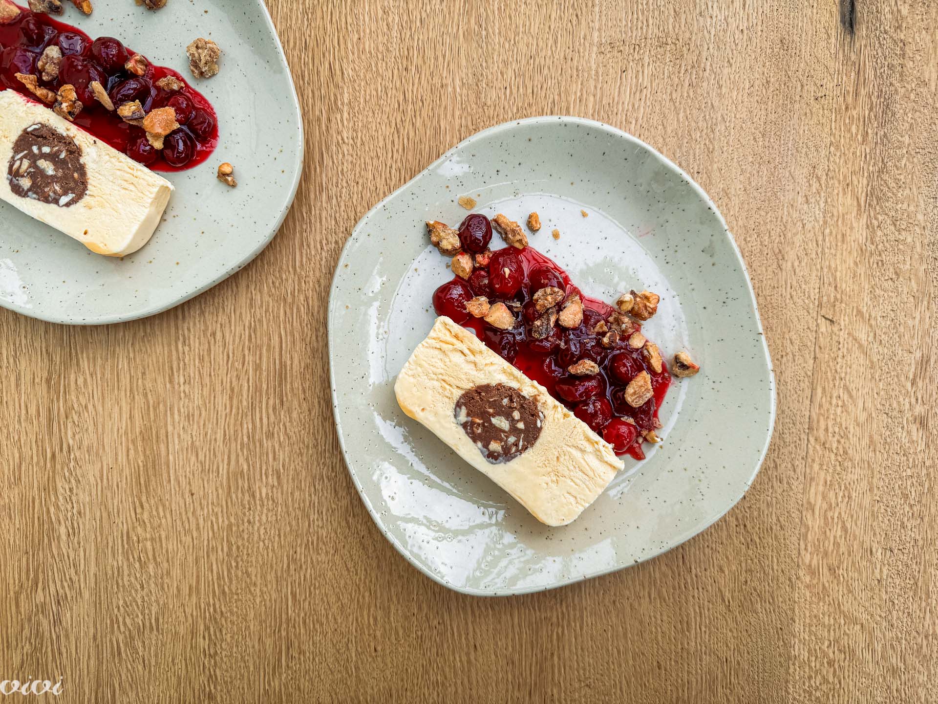 Nugatov parfait, brusnični kompot, orehov krokant2