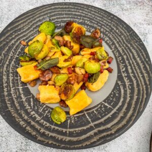 Koruzni njoki, guanciale, kostanji in brstičnik12