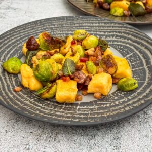 Koruzni njoki, guanciale, kostanji in brstičnik39