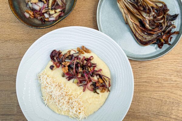 Treviški radič na kremni polenti, z orehi in dimljeno rikoto14