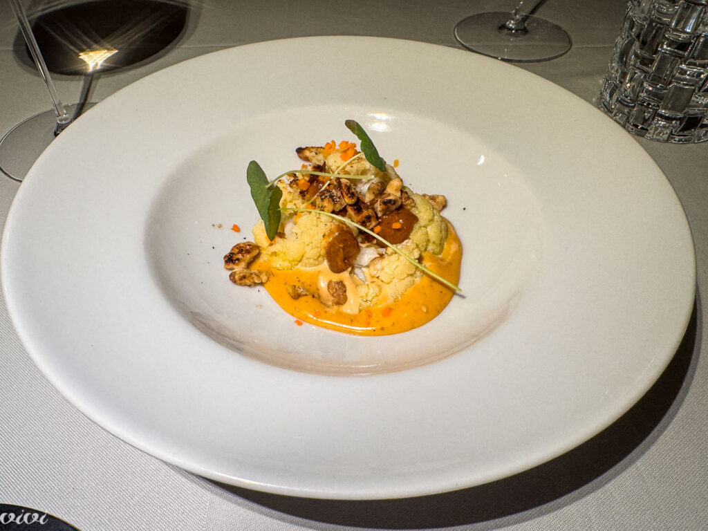 JB restavracija, TR26p, Konfitirana cvetača z reducirano sirotko, fermentiran daikon