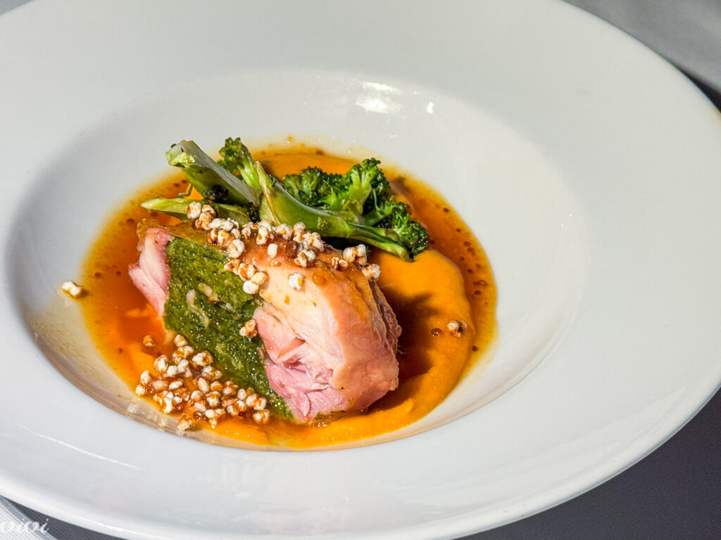 JB restavracija, TR26p, Stegno piščanca z zeliščnim nadevom, krema korenja in ingverja