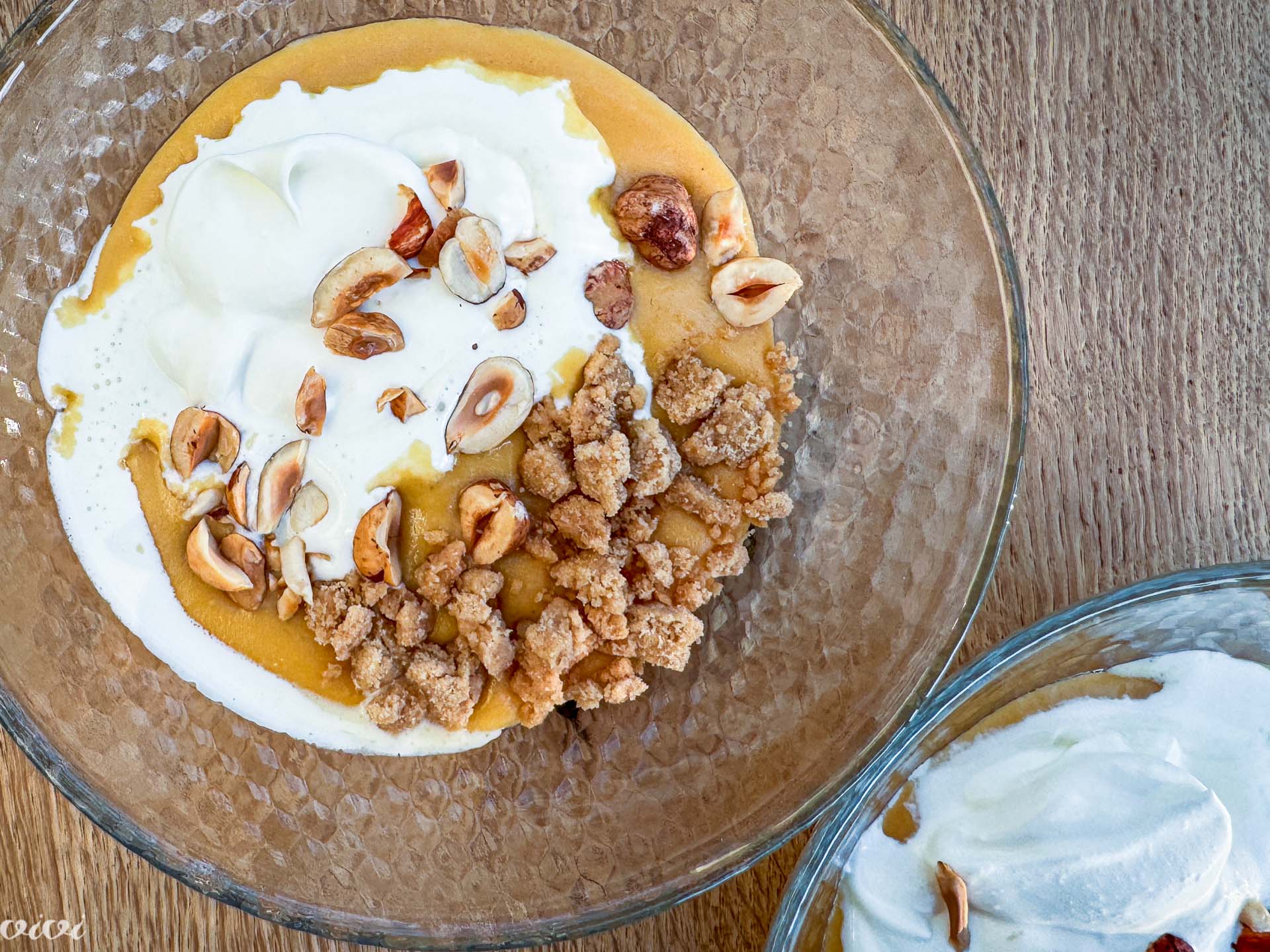 Karamelni puding, cimetov drobljenec, lešniki in smetana40