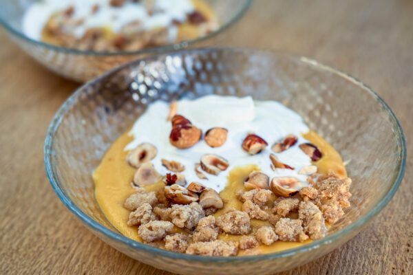 Karamelni puding, cimetov drobljenec, lešniki in smetana50