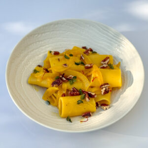 Paccheri z žafranovo čebulno omako19