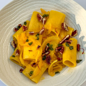 Paccheri z žafranovo čebulno omako33