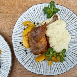 Račja bedra iz confita, okisana jabolka, pire s hrenom9