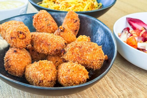 Ocvrta tunina z gochujangom, krompirjeva slama, vitlof v solati, hrenova majoneza27