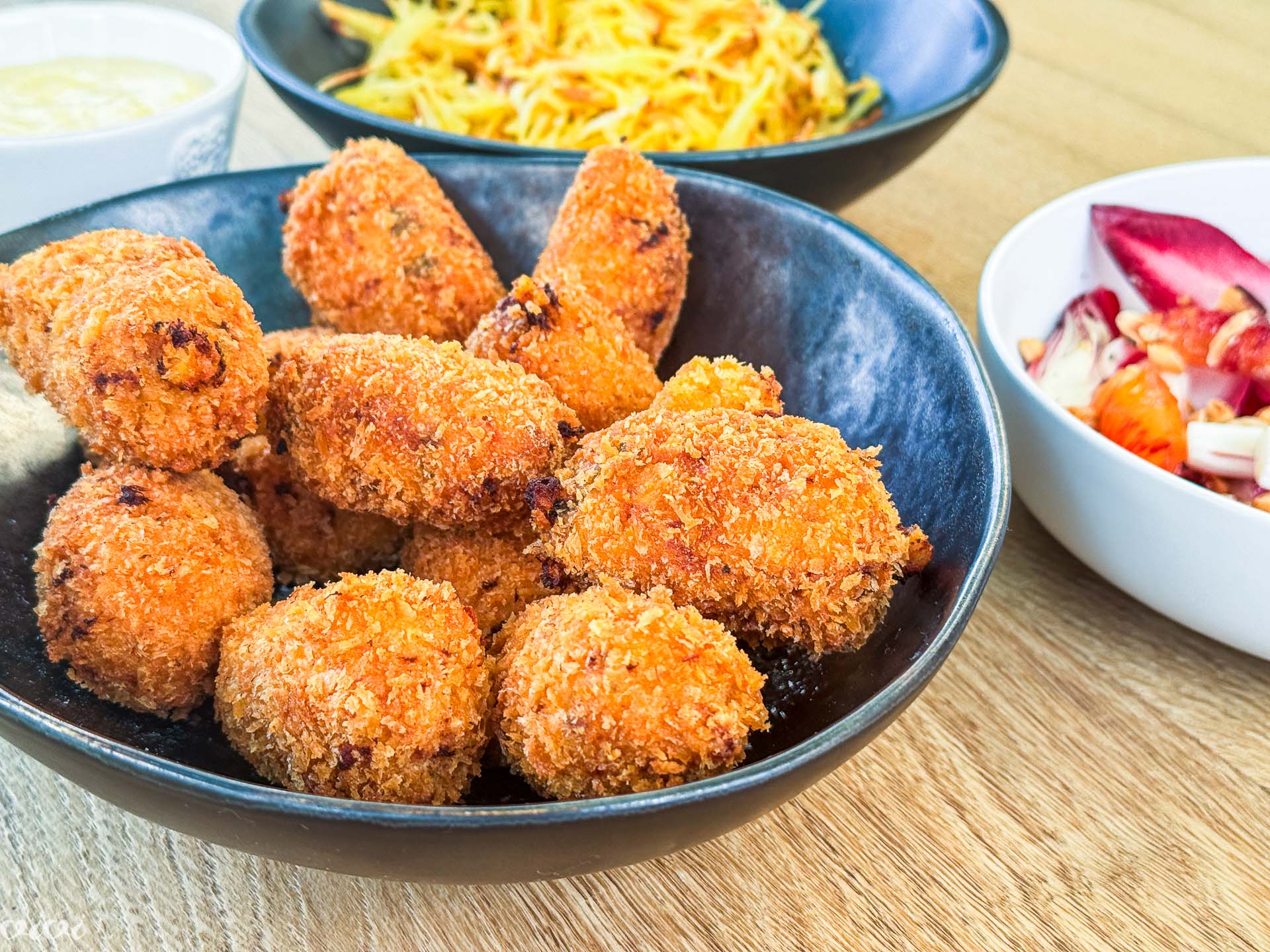 Ocvrta tunina z gochujangom, krompirjeva slama, vitlof v solati, hrenova majoneza27