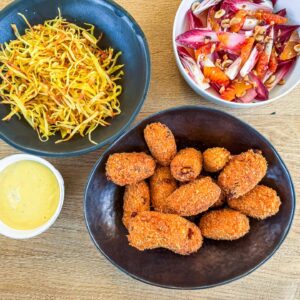 Ocvrta tunina z gochujangom, krompirjeva slama, vitlof v solati, hrenova majoneza6