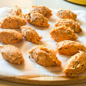 Ocvrta tunina z gochujangom, priprava, oblikovani žličniki4