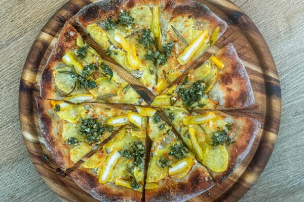 Pizza s krompirjem, regratov pesto in Budina roka18