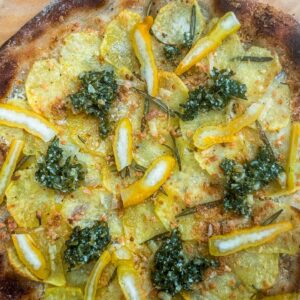 Pizza s krompirjem, regratov pesto in Budina roka7