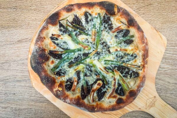 Pizza z mavrahi, planinski sir in mlada čebula7