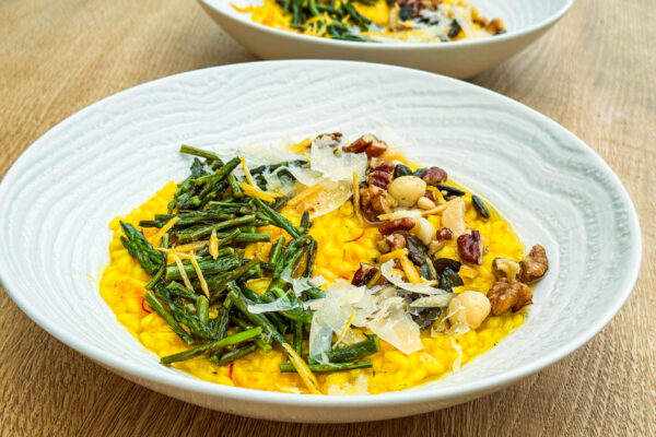 Žafranova rižota z orehi in divjimi šparglji16