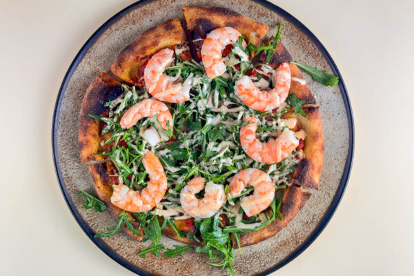 Pizza s kozicami, rukolo in koktajl omako3