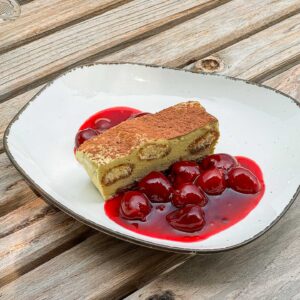 Pistacijev zamrznjen tiramisu, češnjev kompot z rdečim poprom2