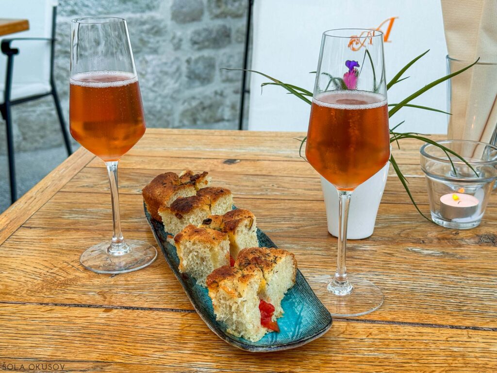 Arbiana hotel, vinski bar, tomac rose in fokača